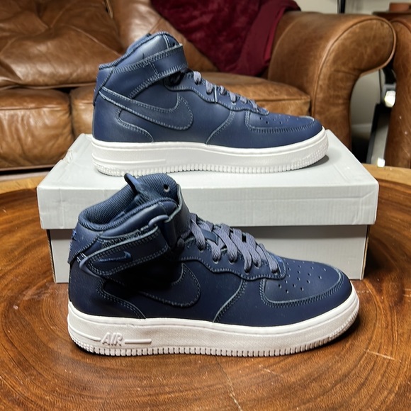 nike air force 1 mid in navy and white